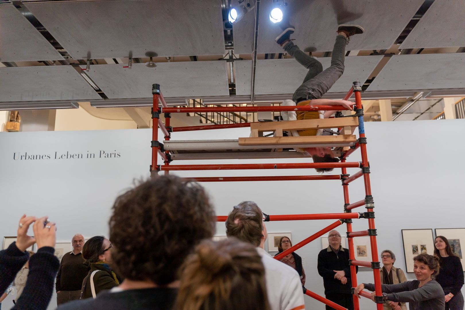 Paris, Paris! Ériger sa maison sur le dos d'éléphants en mouvement