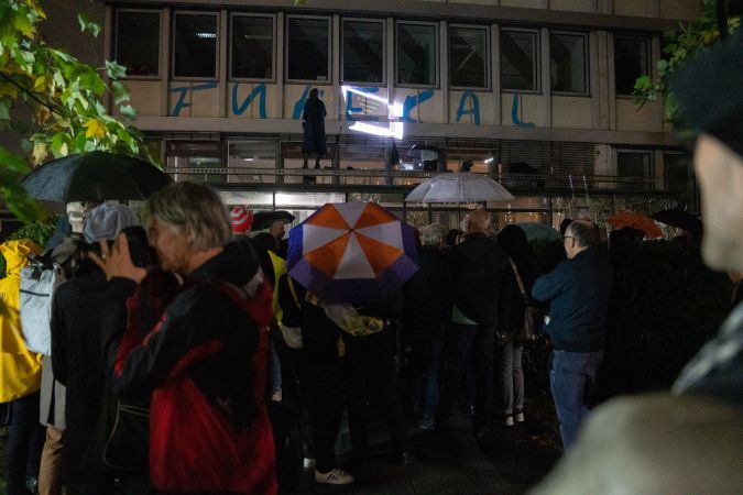 Retour de Paris: Intermittent du spectacle - this is not a funeral" oder « la cigale et les fourmis » von Judith Milz