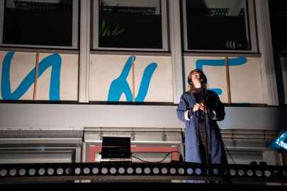 Retour de Paris: Intermittent du spectacle - this is not a funeral" oder « la cigale et les fourmis » von Judith Milz