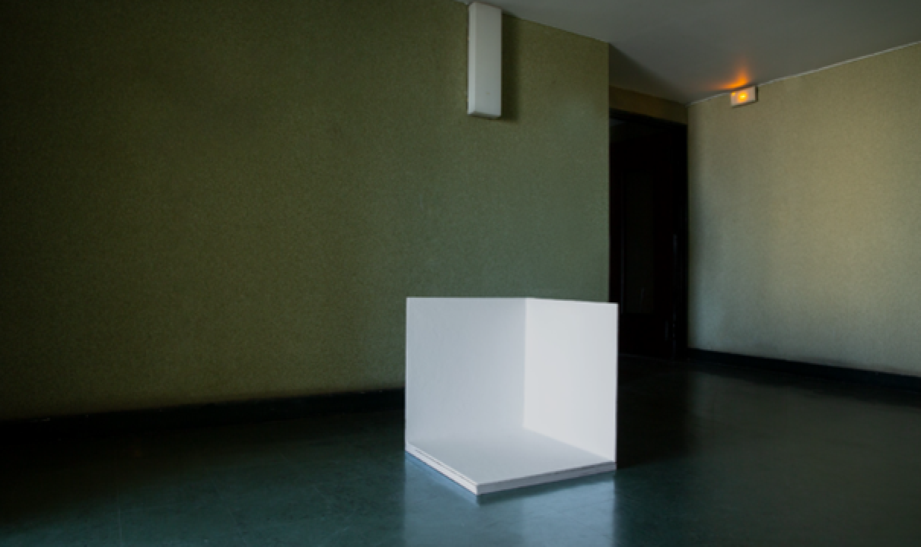 Lizzy Ellbrück : A corner, a marginal figure, a spatial ligature, a dust catcher, an edgy witness, for niche wanderers