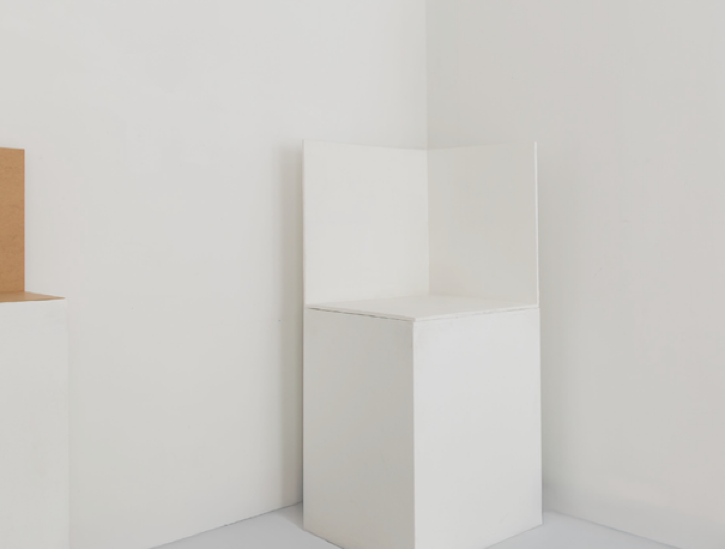 Lizzy Ellbrück : A corner, a marginal figure, a spatial ligature, a dust catcher, an edgy witness, for niche wanderers